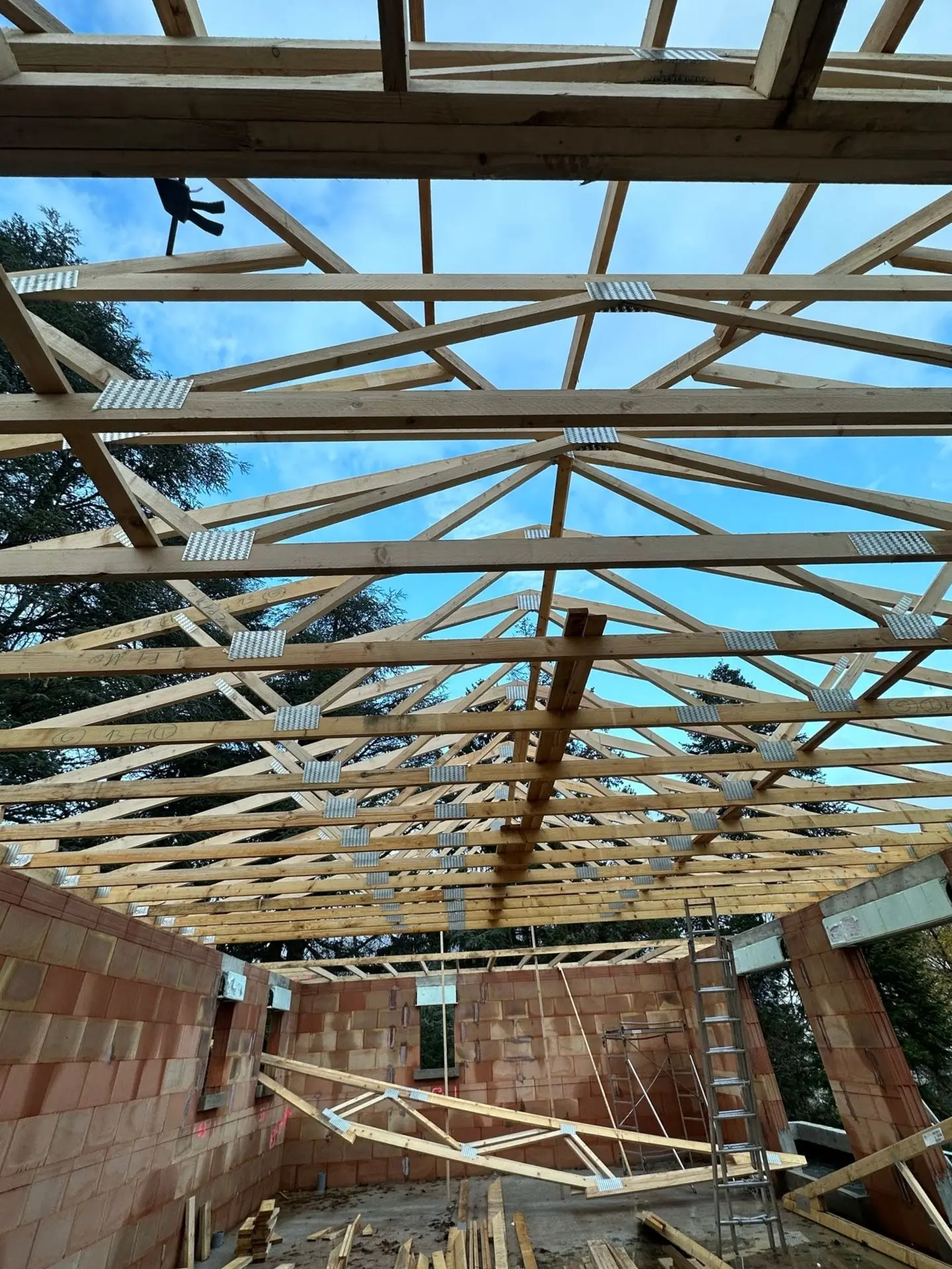 Toiture tuiles charpente zinguerie couverture gouttières toit