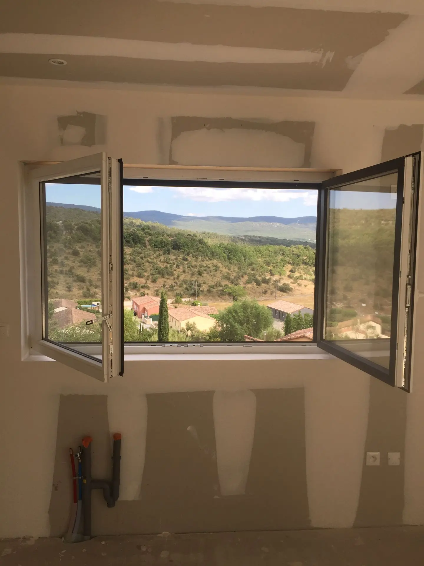 Fenêtres aluminium pvc isolation thermique et phonique finitions coulissante battante