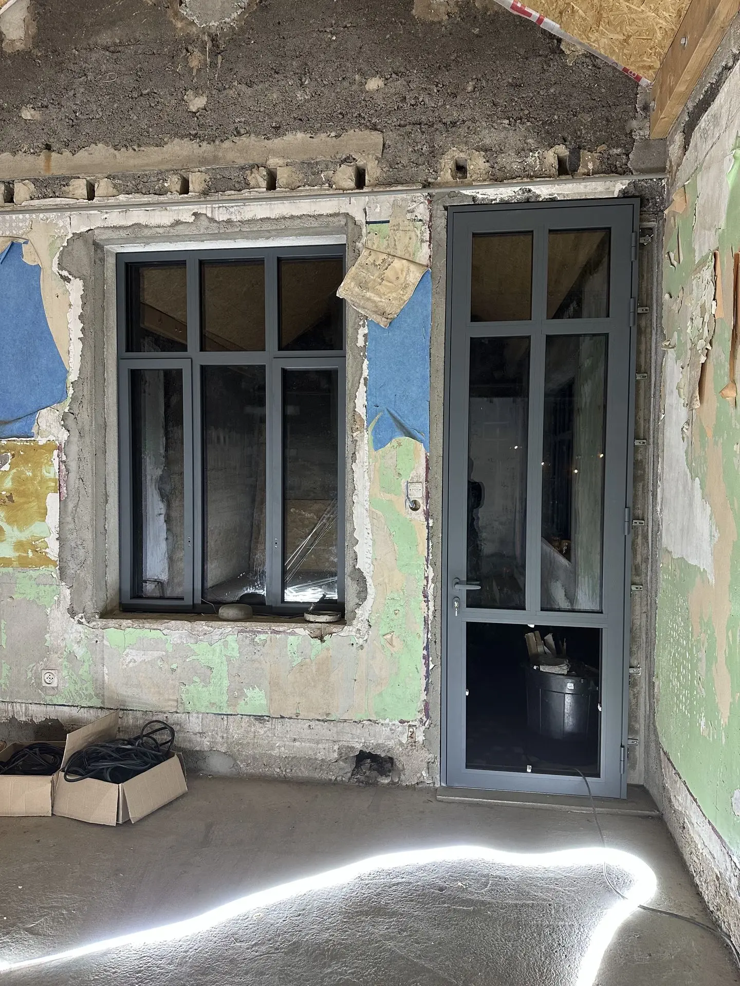 Porte d’entrée aluminium acier sécurité renforcé finition grande hauteur pivot coulissante