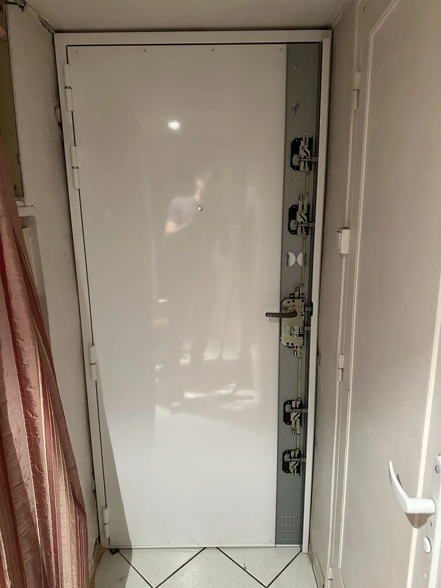 Porte blindée sécurité renforcé aluminium acier finition blindage