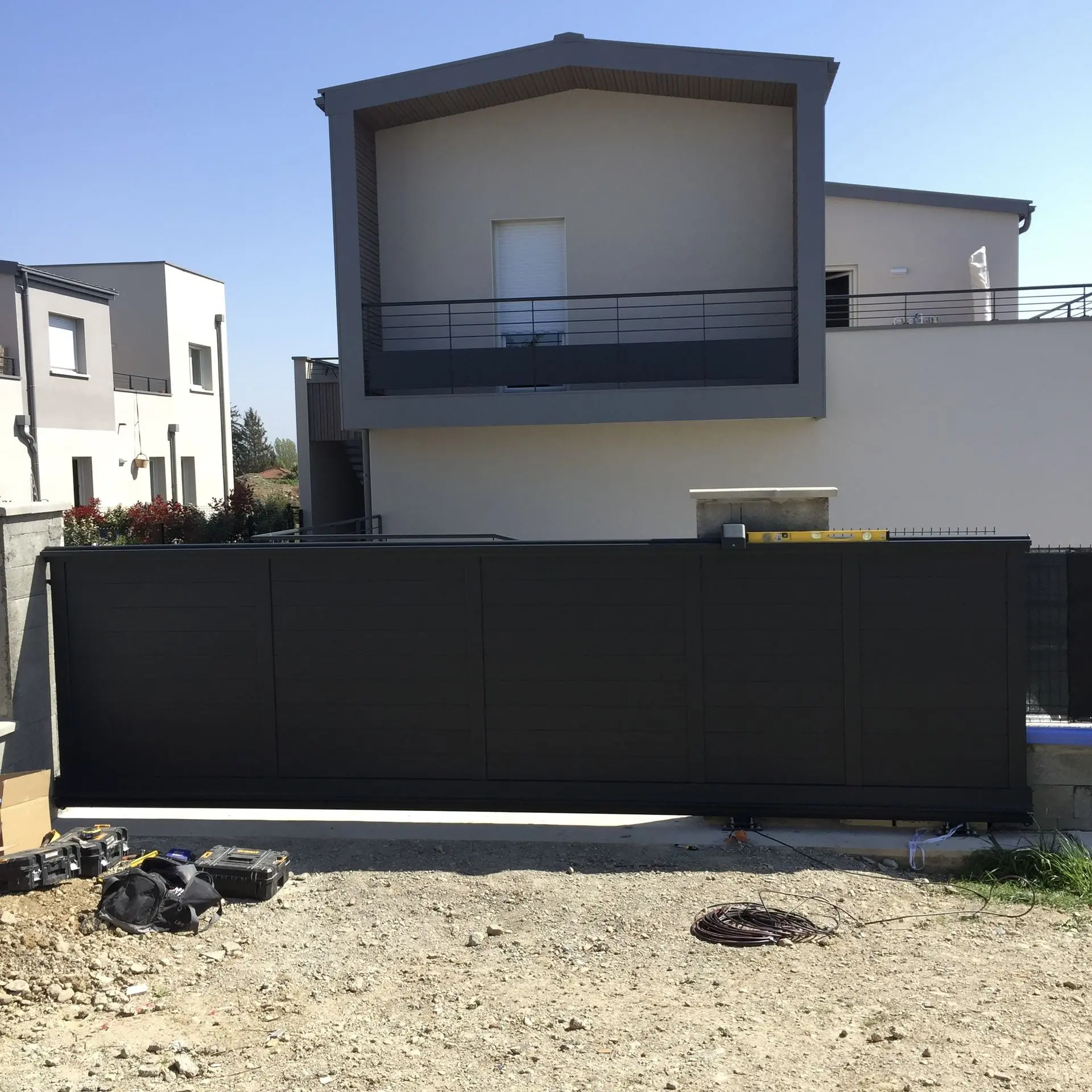 Portail et clôtures aluminium acier sécurité sur mesure garde corps finitions