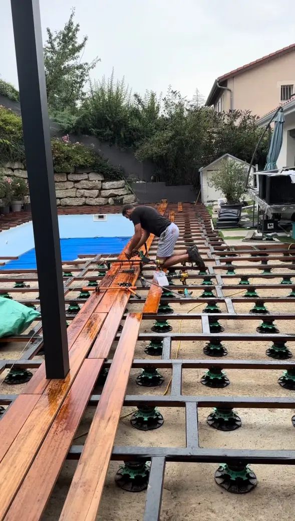 Terrasse bois aménagements extérieurs éclairage LED pas japonais piscine
