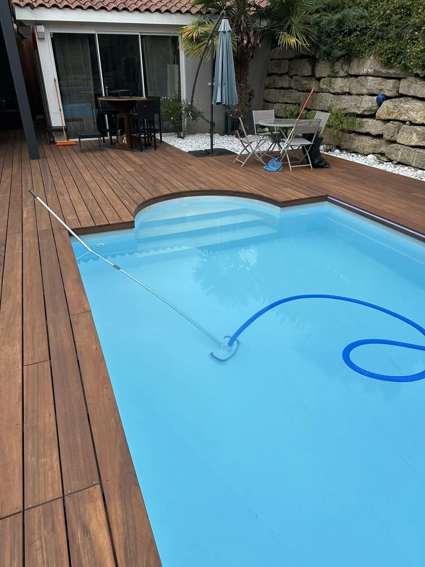 Terrasse bois aménagements extérieurs éclairage LED pas japonais piscine