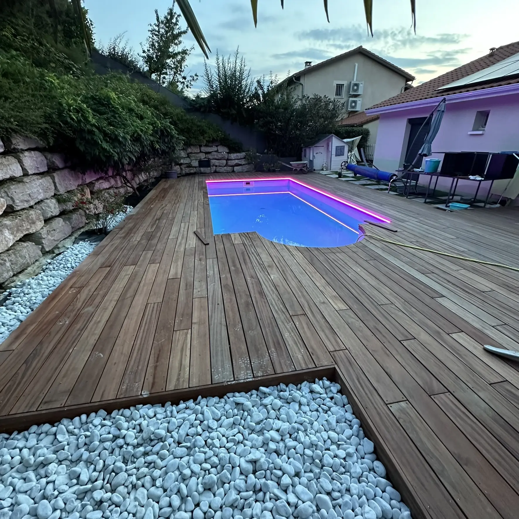 Terrasse bois aménagements extérieurs éclairage LED pas japonais piscine