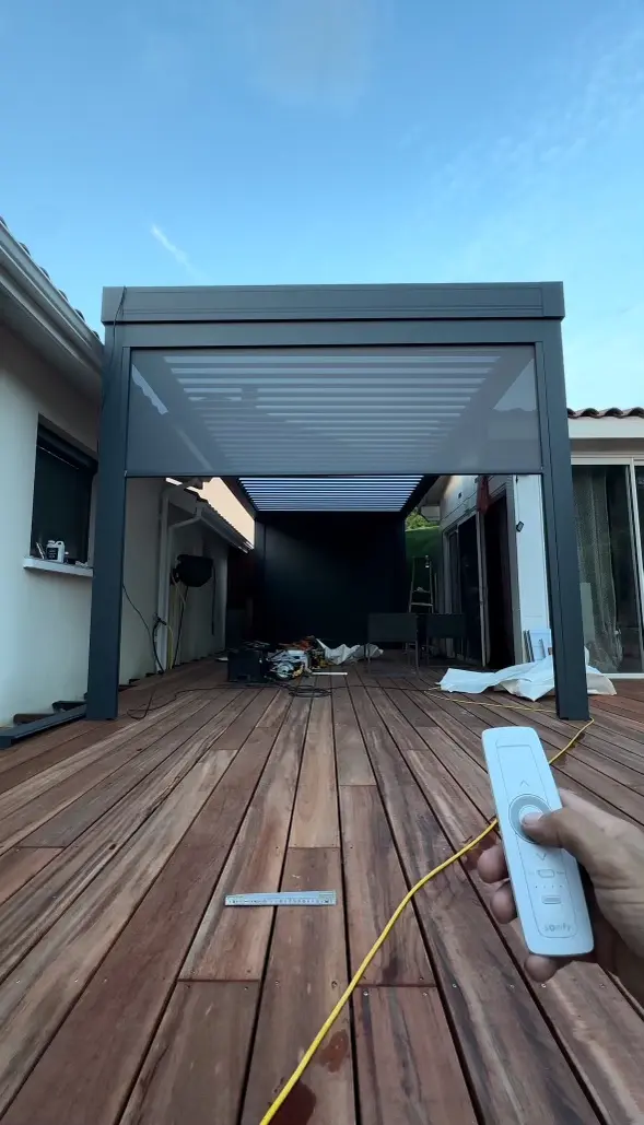 Pergola bioclimatique lames orientables automatique aluminium éclairé LED chauffage