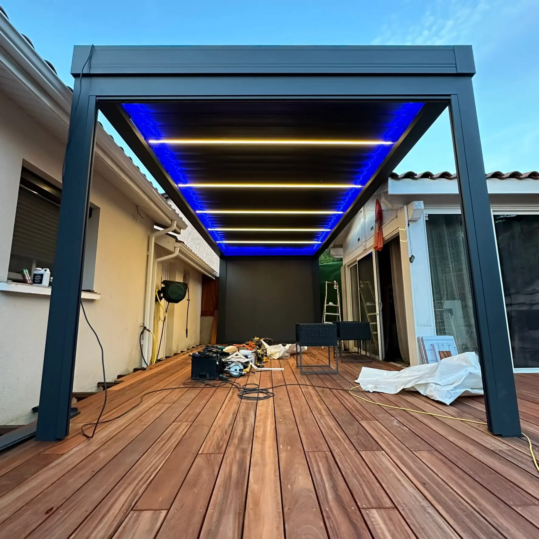 Pergola bioclimatique lames orientables automatique aluminium éclairé LED chauffage