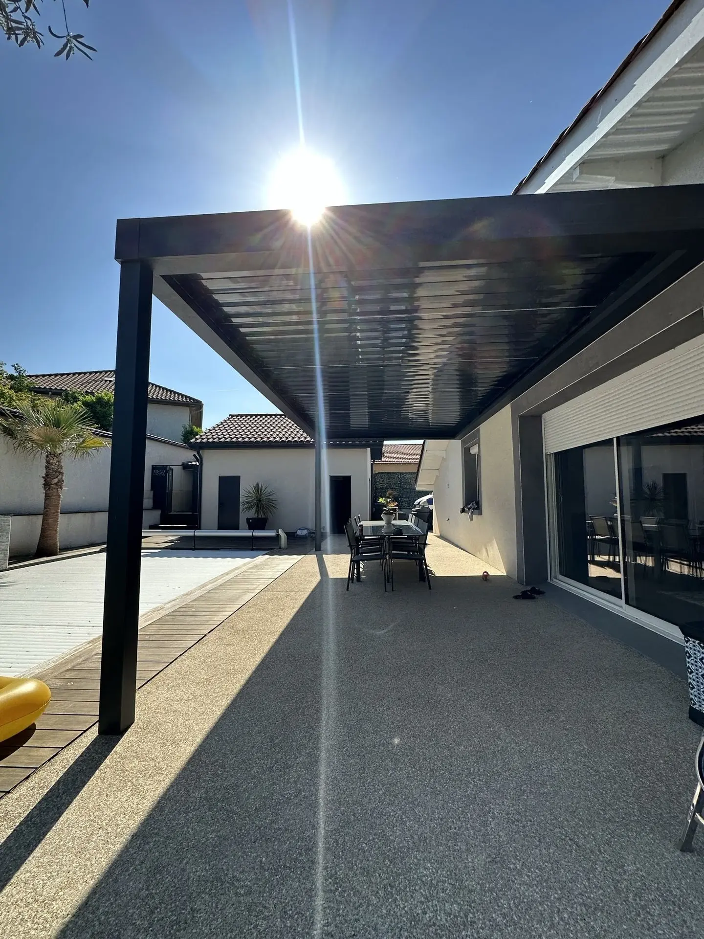 Pergola bioclimatique lames orientables automatique aluminium éclairé LED chauffage