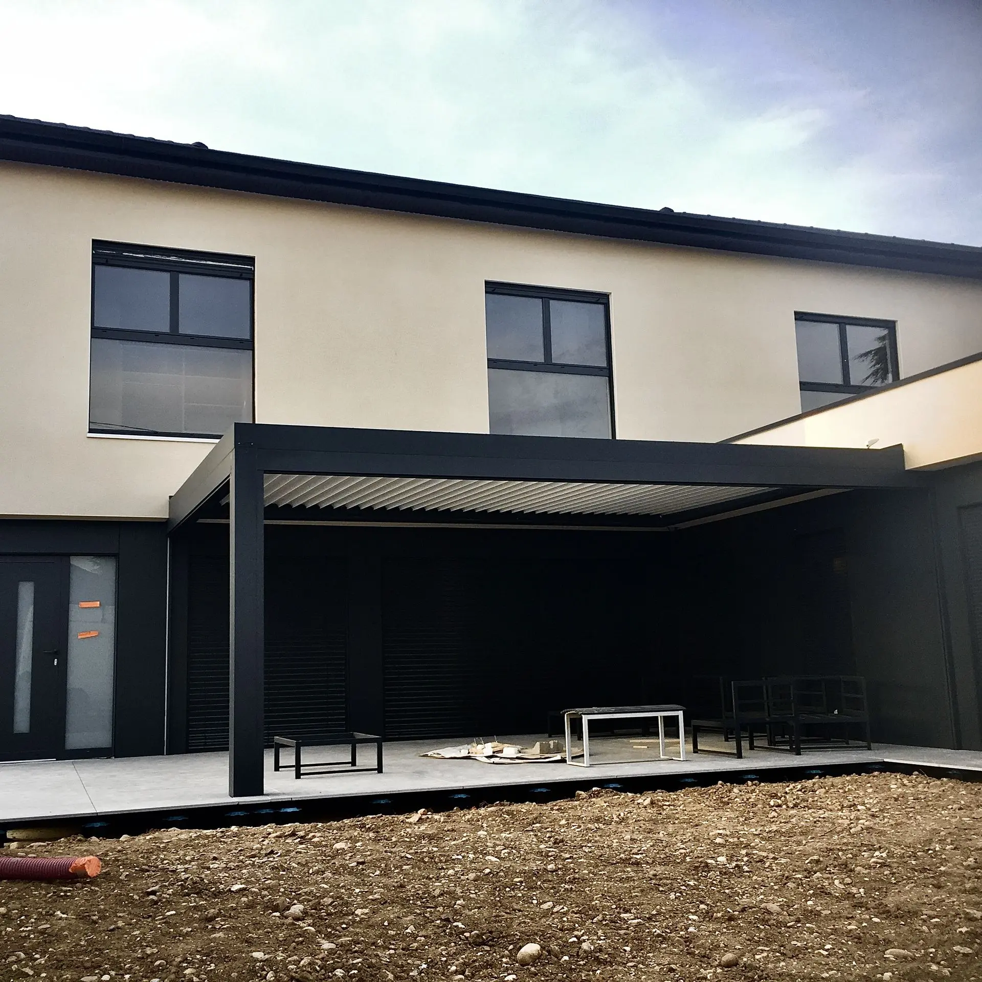 Pergola bioclimatique lames orientables automatique aluminium éclairé LED chauffage