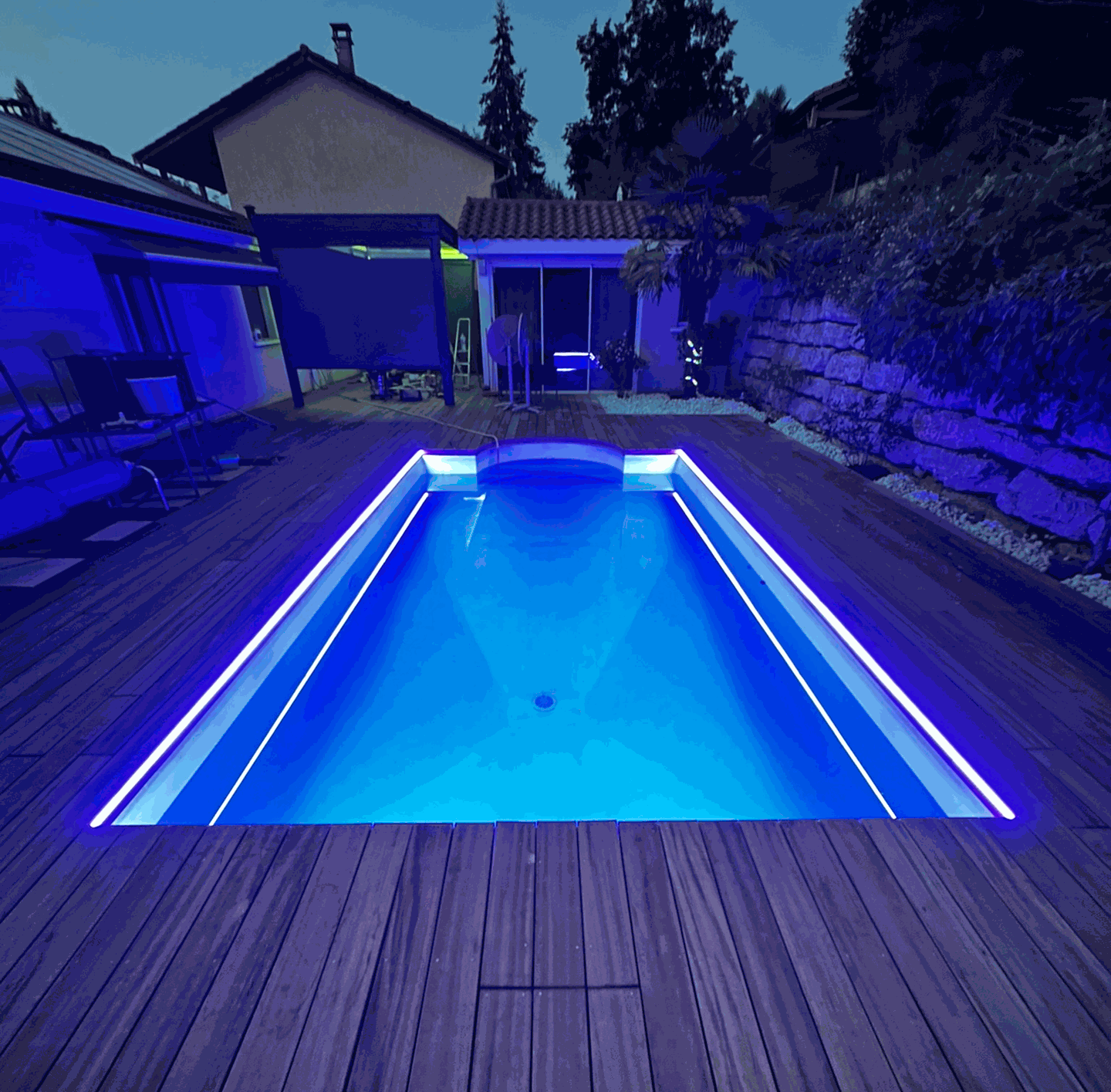 Terrasse bois éclairage led aménagements extérieur piscine